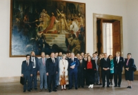 Hynek Krátký (první zleva) jako vedoucí zahraničního protokolu ČNR, 1991