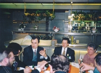 Hynek Krátký (vpravo) jako poradce ministra Ivana Pilipa, 1996