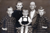 Rudolf Krupa s rodiči Hevikou a Adolfem a staršími sestrami Annou a Marií / kolem roku 1944