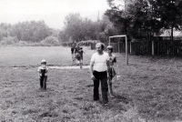 Rudolf Krupa s dětmi Milanem a Soňou / kolem roku 1976