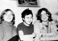 Petr Kubíček (uprostřed) po návratu z vazby / 1985