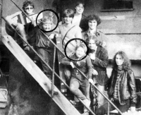 Petr Kubíček (úplně nahoře) s kamarády muzikanty před zkušebnou na zámečku v Havířově-Životicích / konec 80. let