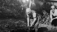 Zlata Bednářová s matkou na zahrádce ve Zbraslavi