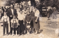 Hovězí - pouť, 1966, první zleva strýc Jan, teta Helena, otec Josef, poslední zleva matka Blažena, zleva dole druhý zleva pamětník 