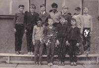 Elementary school Dolní Lutyně, class 6.B, the witness stands out in the upper row