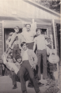 Učňovská škola v železárnách v Bohumíně, 1968, pamětník vyčnívá 