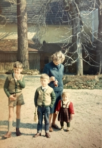 První cesta pamětnice do Rakouska (rodinného sídla Goldegg), s maminkou a bratry Jenöm a Sándorem, 1964
