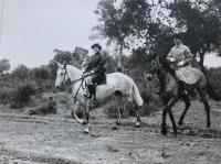 Rodiče pamětnice na honu na lišku v Portugalsku, podzim 1965