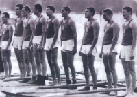 Richard Nový na letní olympiádě v Tokiu 1964 při vyhlášení výsledků finálového závodu. Stojí druhý zleva
