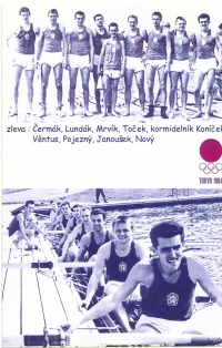 Richard Nový na letní olympiádě v Tokiu 1964, v lodi sedí zcela vpravo dole. Nahoře bronzová sestava osmiveslice