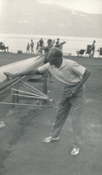 Emil Zátopek, čtyřnásobný olympijský vítěz v atletice z let 1948 a 1952, leští veslařům loď na letní olympiádě v Římě