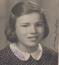 Fotografie Jiřiny Jarošové z žákovského průkazu gymnázia ve Dvoře Králové, únor 1946