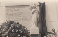 Pamětní deska Karla Ježka na škole v Doubravici