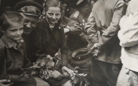 Po osvobození, květen 1945, Dagmar vlevo