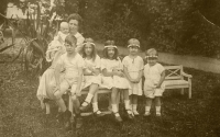 Fotografie, kterou pořídil dědeček pamětnice Adolf Auersperg v sídle Goldegg – babička Gabriela se synem Franzim a zleva doprava ostatní jejich děti Karl Adolf, Agathe, Maridi, Eleonore, Christiane (maminka pamětnice), 1923