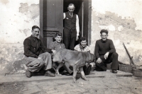 Monika Ruská's grandfather and mother with French captives and a maidservant / family farm in Bolatice / around 1944