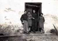 Matka Moniky Ruské (vpravo) s francouzskými zajatci a děvečkou / statek Theuerových v Bolaticích / kolem roku 1944