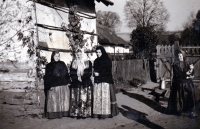 Matka Moniky Ruské Otilie (vpravo v trojici žen v krojích)