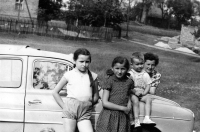 Monika Ruská (vlevo s copánky) se sourozenci a matkou / 50. léta