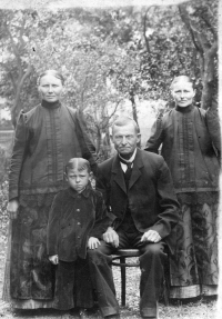 Monika Ruská's great-grandfather Pavel Theuer with his daughters