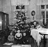 Monika Ruská (sedící před stromkem vpravo) / Vánoce u tety v Klimkovicích / 1952