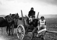 Babička Moniky Ruské Ludvina Theuerová, její strýc Isidor a teta Ludmila / 1937