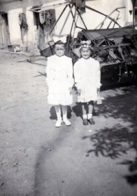 Monika Ruská (v brýlích) se sestrou / první svaté přijímání / kolem roku 1953