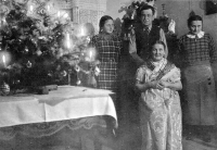 Vánoce u Theuerových / vpředu babička Ludvina / 1930