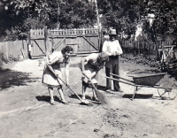 Cleanining of the courtyard on the Theuers' family farm / around the 40s