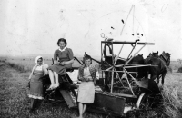 Matka Moniky Ruské Otilie (vpravo) / 1941