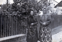 Women in folk costumes from the Hlučín region / the 30s 