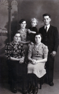 Monika Ruská's mother Otilia (sitting on the right) with her siblings / around 1938 