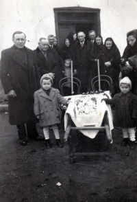 Monika Ruská (vlevo vedle rakvičky) při pohřbu sestry Marie / vlevo vedle ní stojí otec, úplně vpravo matka / asi 1950