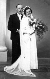 The wedding of Monika Ruská's parents Otilie and Josef Theuer /1946