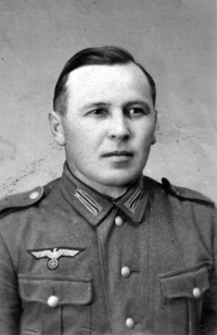 Otec Moniky Ruské Josef Theuer v uniformě wehrmachtu / asi rok 1941