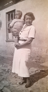 Pavel Kulhánek s babičkou, Škrdlovice
