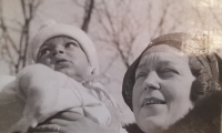 Pavel Kulhánek s maminkou v roce 1932