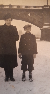 Pavel Kulhánek s maminkou u Vltavy v Praze