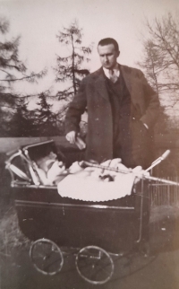Pavel Kulhánek s tatínkem v roce 1932