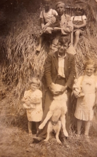Dole se sestrou a bratrancem, nahoře nějaké děti