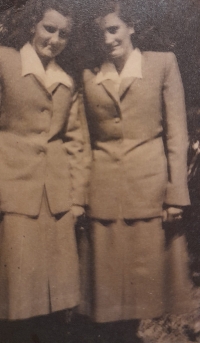 Zlata Korpášová (Bednářová) se sestrou