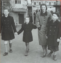Sestra Jana, Dagmar, maminka a Petr - židovský chlapec, kterého skrývali