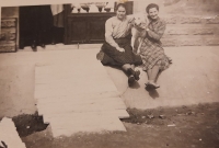 U obchodu, Zlata vpravo, vedle ní prodavačka