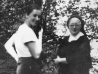 Jana Wienerová se svou přítelkyní sestrou Angelikou v broumovském klášteře, 1977