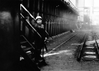 Marie Voznicová v práci v koksovně v Karviné / provoz pecí / 70. léta