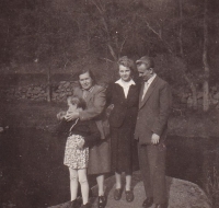 Zprava: manžel Antonín, Eva, matka Hedvika a sestra Hana, 50. léta