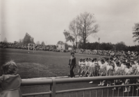 Se svými žáky na stadionu ve Veselí nad Moravou, 70.–80. léta 20. století