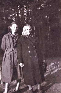 Sestra Jarmila Odehnalová s maminkou, 1949 nebo 1950