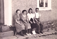 Sestra Jarmila Odehnalová (vlevo) před domem č.p. 34 (ve kterém v r. 2022 bydlel Josef Švancara), 1942 nebo 1943