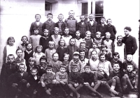 Žáci obecné školy v Hodoníně, sestra Jarmila Odehnalová ve druhé řadě druhá zleva, cca 1934–1936
